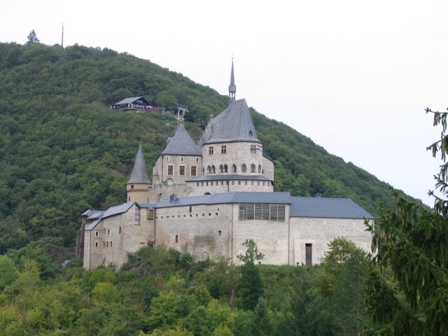 19750=3265 Vianden Schloss
