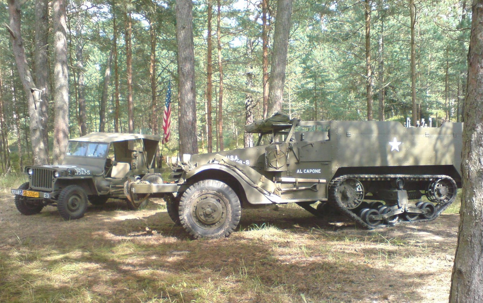 24401=4301 jeep i half w lesie