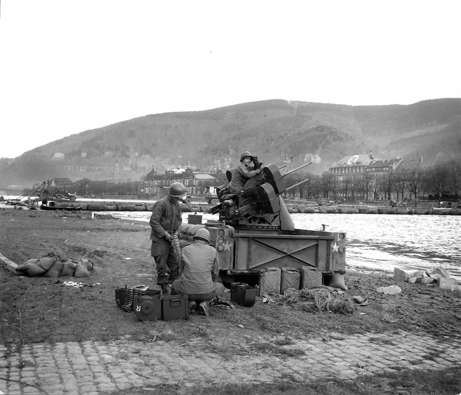 2516=2133 Multiple gun unit protecting pontoon bridge at Heidelberg 2516=2133 Multiple gun unit protecting pontoon bridge at Heidelberg